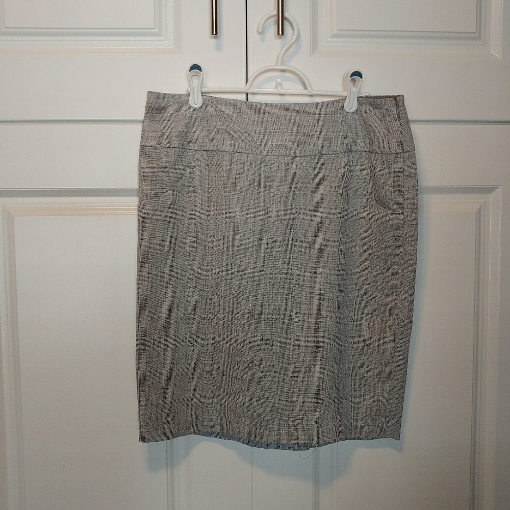 Limited gray skirt